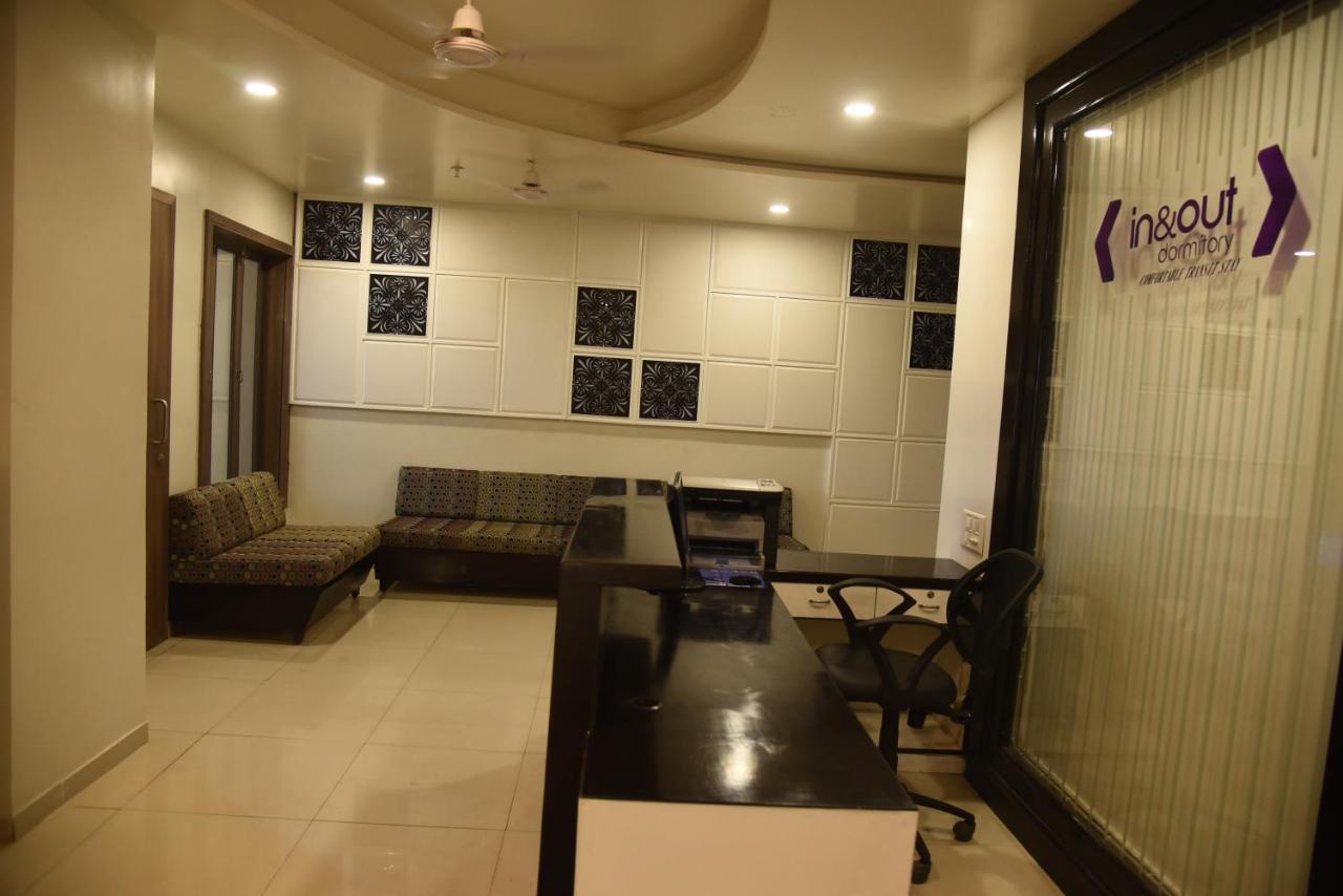 In & Out Dormitory Ahmedabad Buitenkant foto