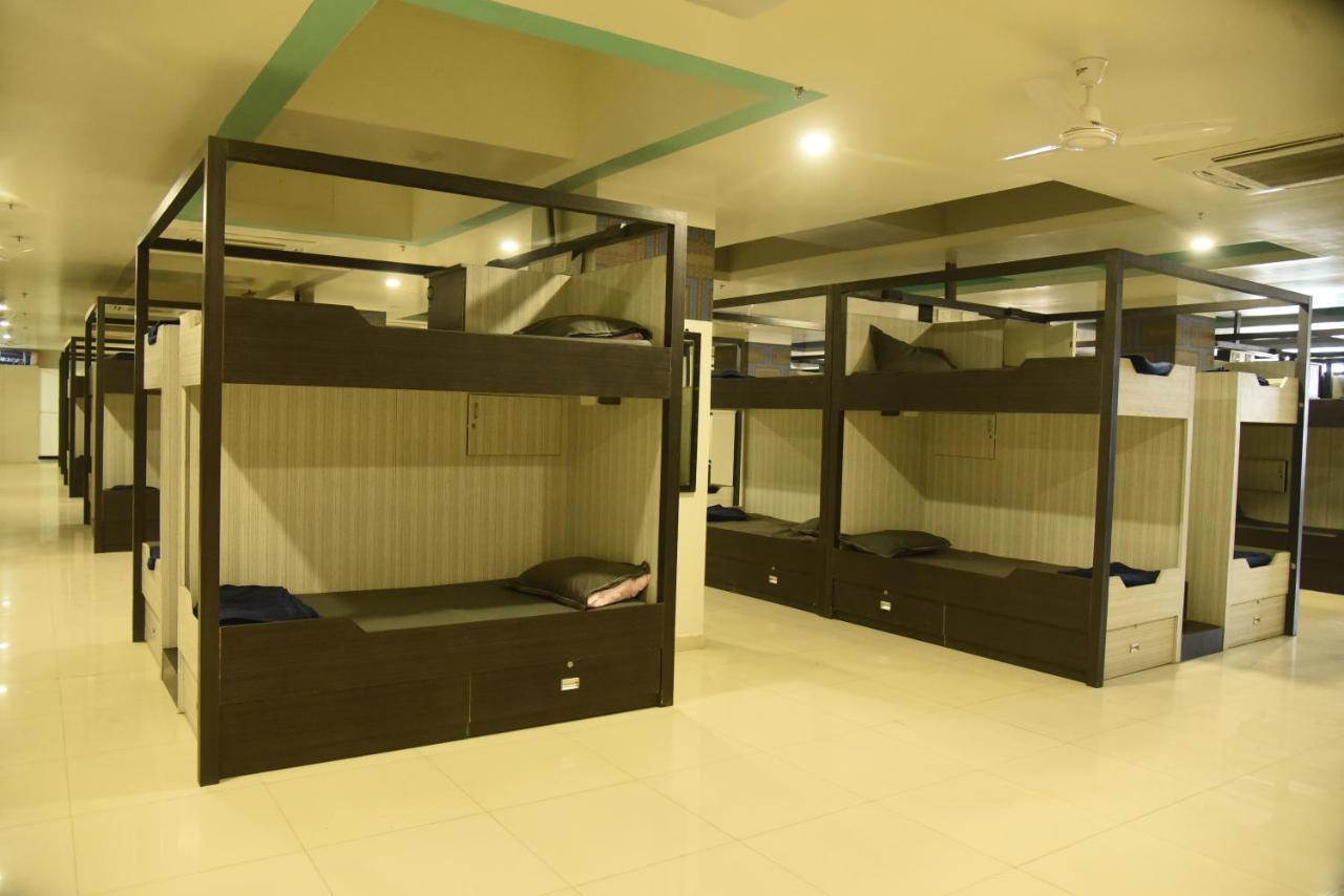 In & Out Dormitory Ahmedabad Buitenkant foto