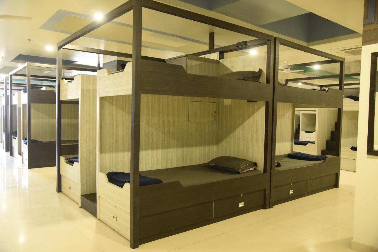 In & Out Dormitory Ahmedabad Buitenkant foto