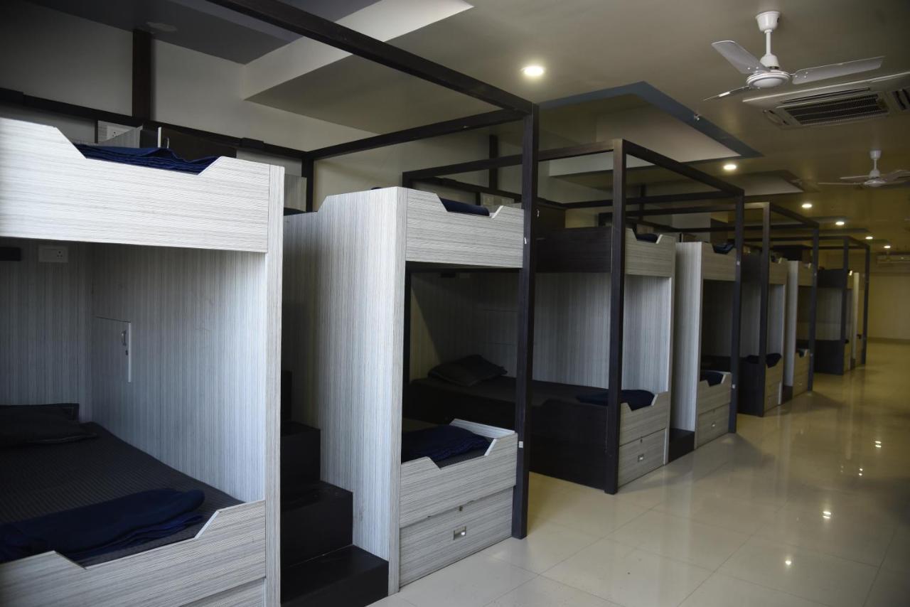 In & Out Dormitory Ahmedabad Buitenkant foto
