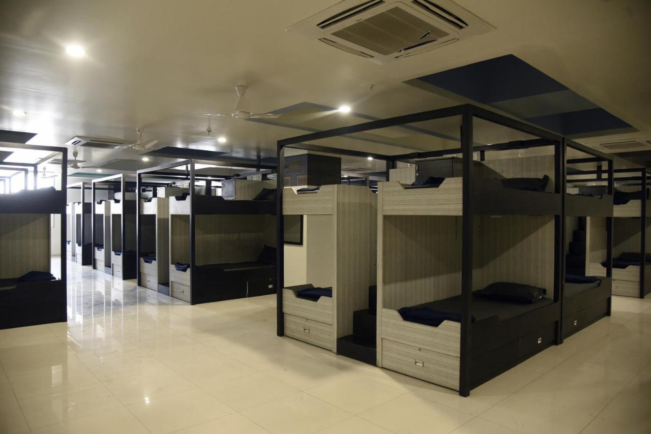 In & Out Dormitory Ahmedabad Buitenkant foto