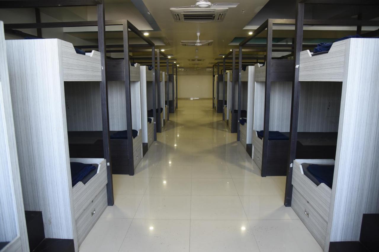 In & Out Dormitory Ahmedabad Buitenkant foto