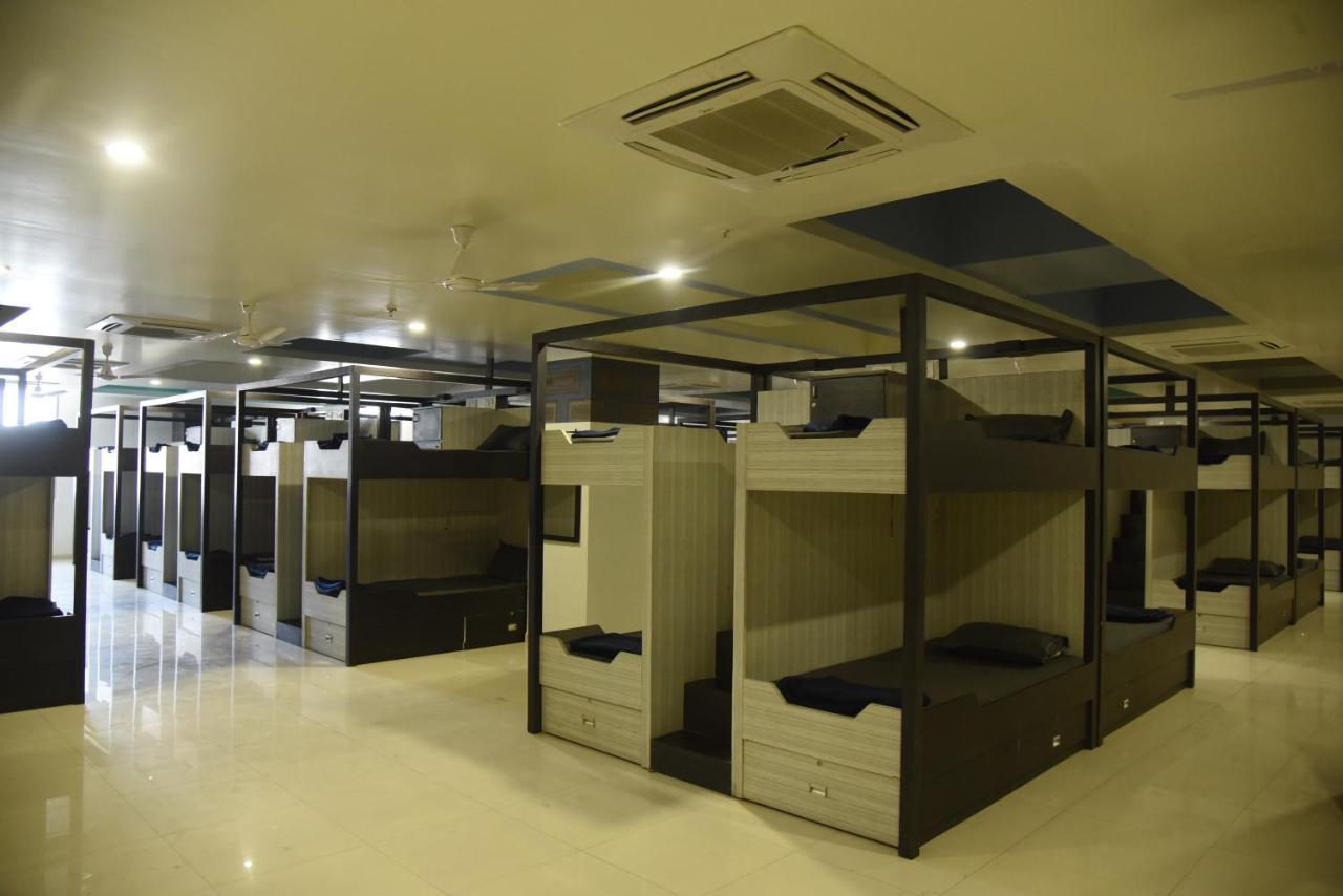 In & Out Dormitory Ahmedabad Buitenkant foto