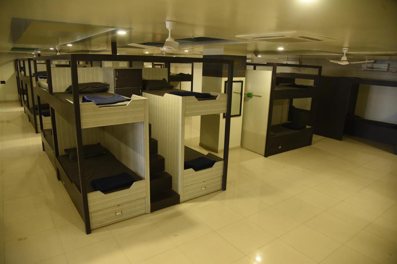 In & Out Dormitory Ahmedabad Buitenkant foto