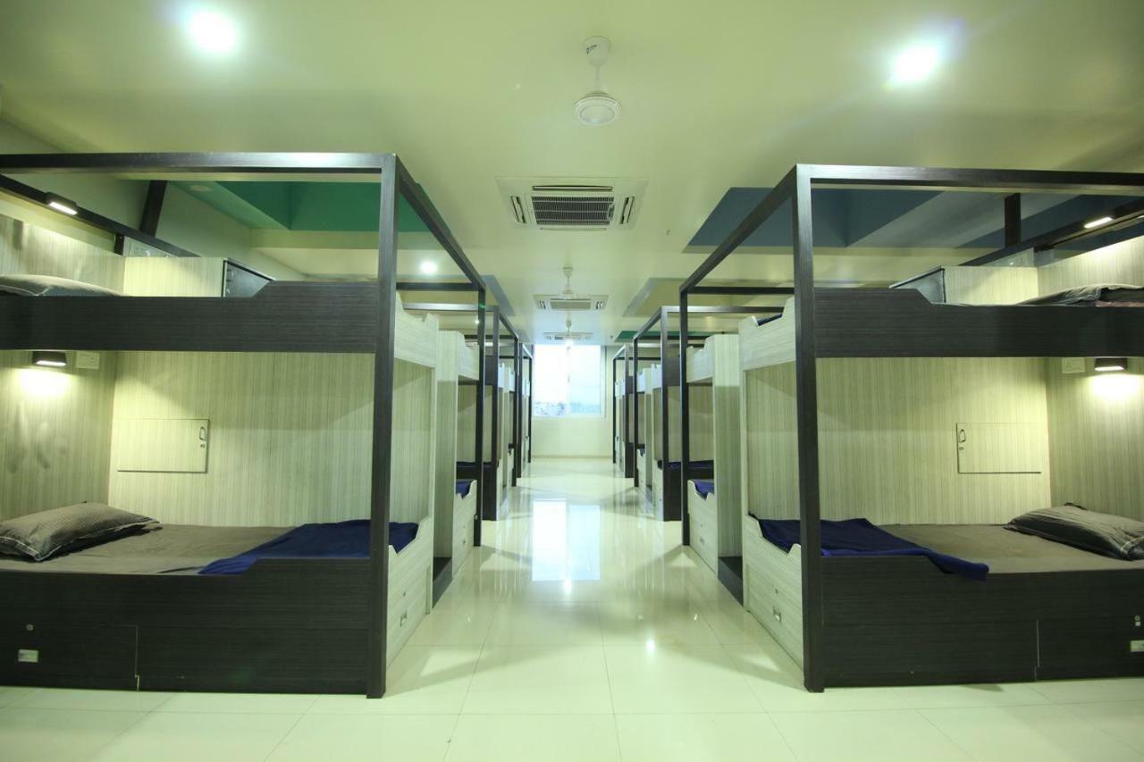 In & Out Dormitory Ahmedabad Buitenkant foto