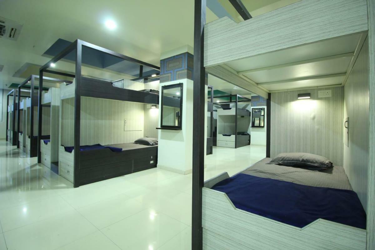 In & Out Dormitory Ahmedabad Buitenkant foto
